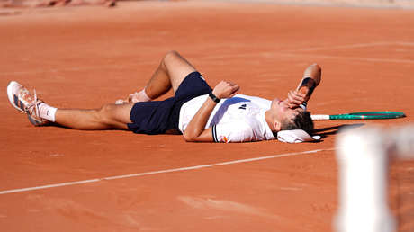Logra una victoria en Roland Garros en una batalla de casi 5 horas y se desploma del dolor