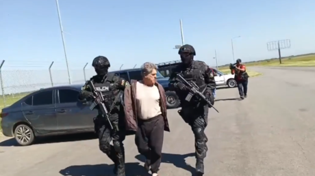 VIDEO: Bajo fuerte operativo trasladan a Brasil a uno de los prófugos más buscados de Latinoamérica