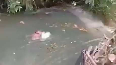 De la diversión al pánico en segundos: una represa artesanal cede y arrastra a un hombre (VIDEO)