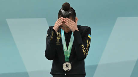 VIDEO: Gimnasta rusa triunfa en una competición y su rival ucraniana se cubre los ojos y oídos para no escuchar el himno