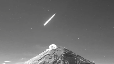 VIDEO: Captan estrella fugaz sobre el volcán Popocatépetl