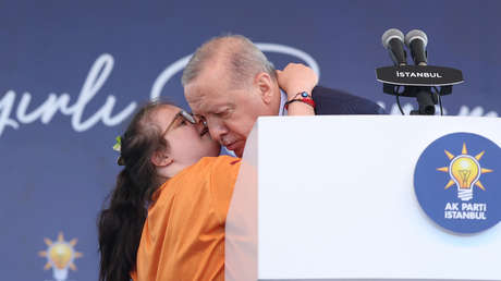 VIDEO: Adolescente con síndrome de Down interrumpe discurso de Erdogan para abrazarlo