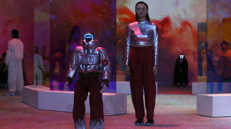 Pasarela 'cyberpunk': Robots humanoides desfilan junto a modelos (VIDEO)