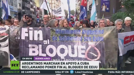 Argentinos marchan en apoyo a Cuba reclamando poner fin al bloqueo de EE.UU.