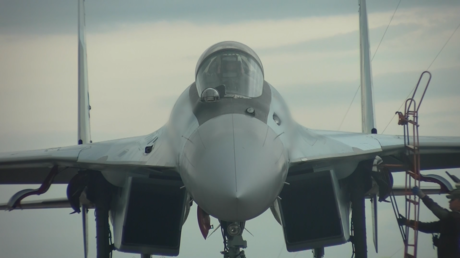 VIDEO: Caza Su-35S cubre ataques de helicópteros rusos contra posiciones ucranianas