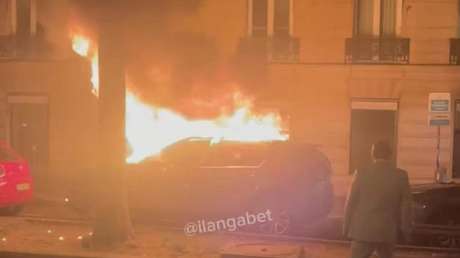 Aficionados del PSG queman un auto frente a sus dueños (VIDEO)