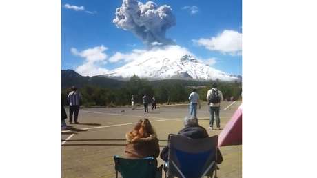 VIDEO: Mexicanos ocupan los mejores puestos para observar la espectacular erupción de un volcán