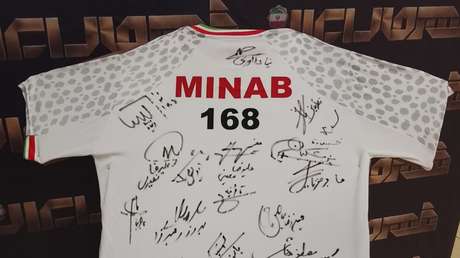 El presidente de Irán rinde homenaje a las víctimas del brutal ataque a una escuela con una camiseta de fútbol (FOTO)
