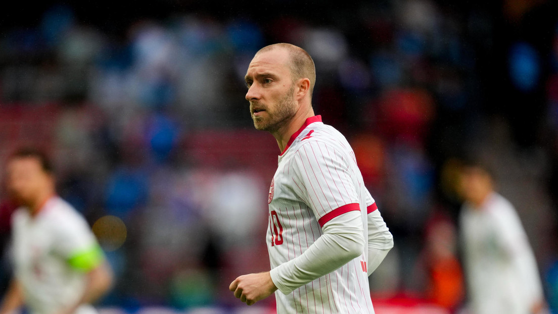 El futbolista danés Christian Eriksen cae desplomado durante un partido (VIDEO)