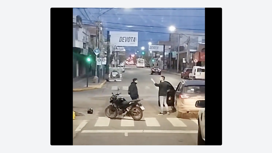 Se baja de su auto a discutir con un motociclista y sucede algo inesperado