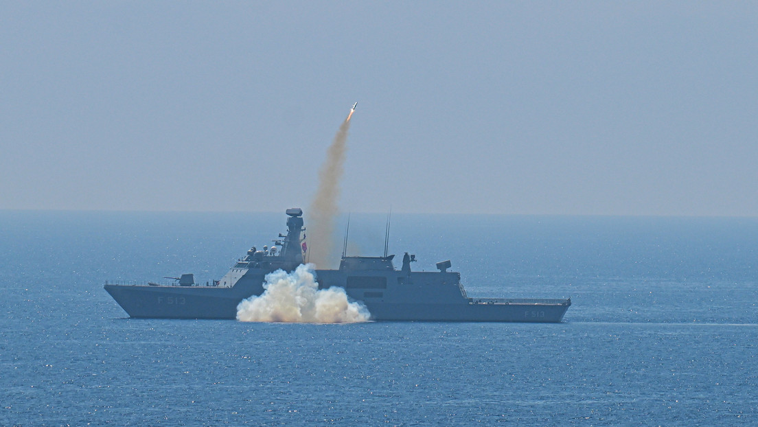 VIDEO: Turquía realiza una inédita prueba naval durante ejercicios y parte un buque en dos con un torpedo