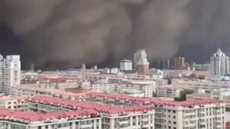 Una tormenta de arena sume en el caos y la oscuridad a una ciudad china (VIDEO)