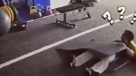 Se queda dormido en el gimnasio y sorprende lo que hace la gente alrededor (VIDEO)