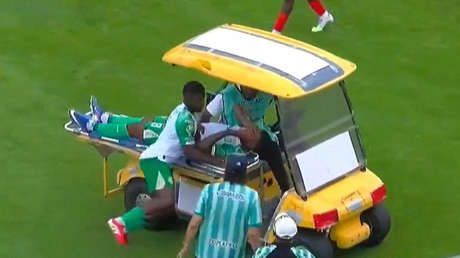 Insólito en Ecuador: camilla eléctrica atropella a un futbolista mientras auxiliaba a otro (VIDEO)