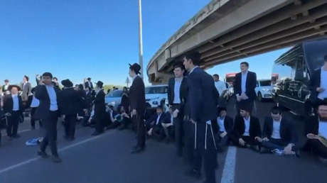 Policía israelí utiliza cañones de agua contra manifestantes ultraortodoxos (VIDEOS)