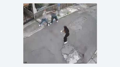 VIDEO: Joven se enfrenta a ladrón y logra que vecinos lo capturen (mientras sus cómplices lo abandonan)