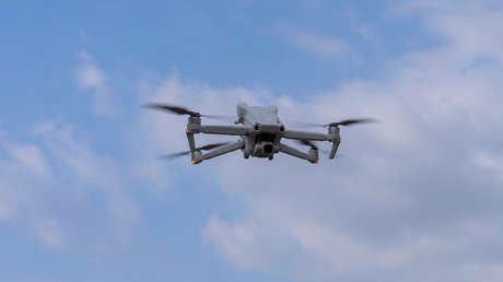 Un dron 'aterriza' en la cabeza de una mujer y pasa esto (VIDEO)