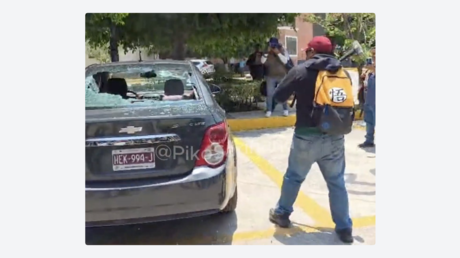 VIDEOS: Encapuchados irrumpen en congreso estatal de México y destrozan vehículos
