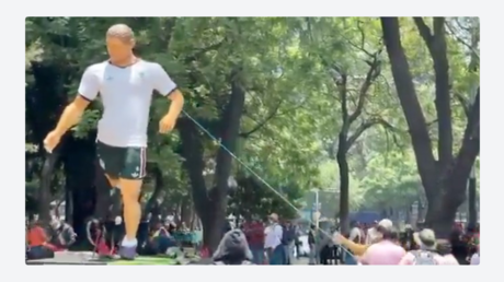 VIDEOS: Manifestantes destruyen estatuas 'futboleras' previo al Mundial en Ciudad de México