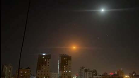 VIDEO: Defensas antiaéreas trazan el cielo nocturno de Kuwait