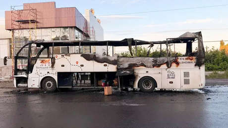 Primeras imágenes del autobús de pasajeros destrozado tras un ataque mortal de Kiev
