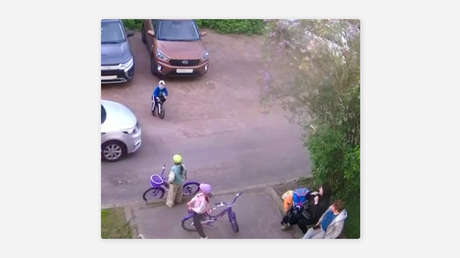 FUERTE VIDEO: Auto arrolla a un niño pequeño en bicicleta delante de su madre