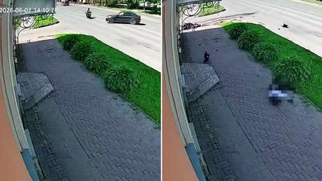 Instante en el que un motociclista sale volando tras ser embestido por un coche (VIDEO)