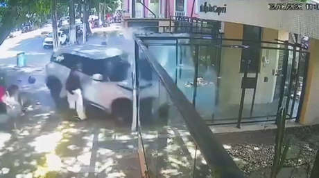 VIDEO: Conductora pierde control del auto, se va contra un edificio y casi atropella a una mujer