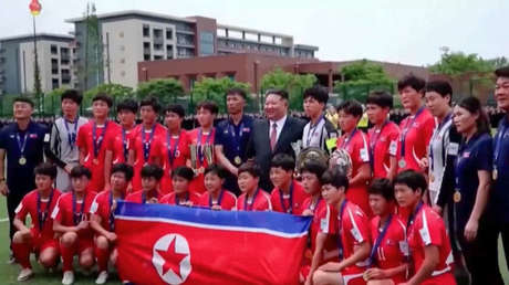 VIDEO: Futbolistas estallan en emociones al recibir a Kim Jong-un