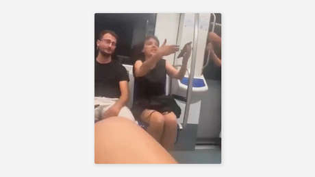 VIDEO: Una pasajera desata el caos con insultos racistas en el metro de Barcelona