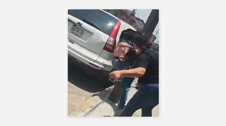 "¡Para ya mamá!": a correazos y golpes en público castiga una madre a un presunto ladrón (VIDEO)