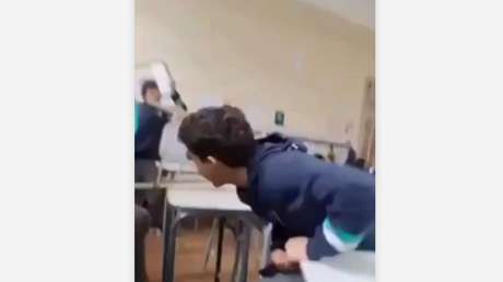 Adolescente le fractura la mandíbula a un profesor por provocar daños en su celular (VIDEO)