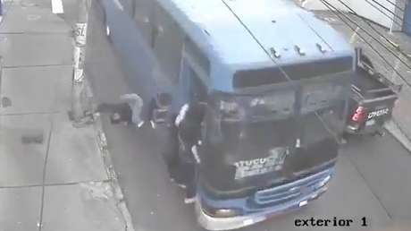 VIDEO: Pasajero cae de un bus a toda velocidad y sobrevive de milagro