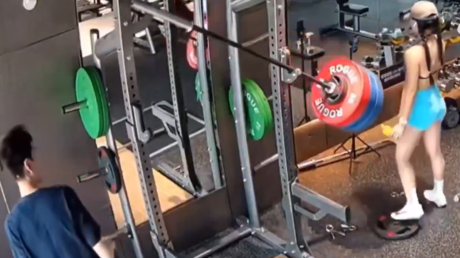 VIDEO: Barra de gimnasio se inclina y cae pesadamente junto a una mujer distraída