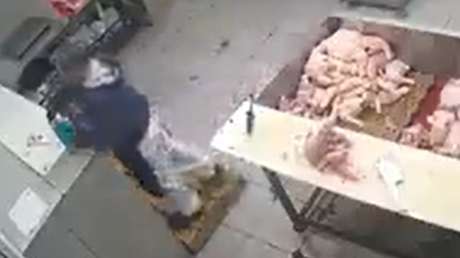 Mujer pone raticida en el termo de un compañero de trabajo (VIDEO)