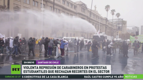 Policía reprime a estudiantes en Chile durante protestas contra recortes en el sector