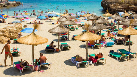 Piden a la UE impedir a los rusos tomar sol en las playas europeas