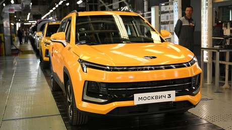 Rusia entrega decenas de automóviles Moskvich para la flota de taxis en La Habana