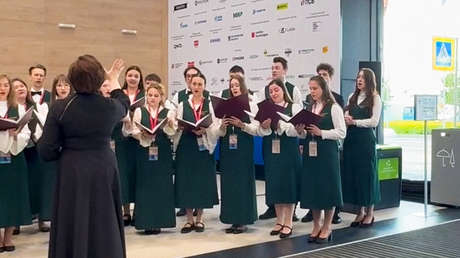 Oficial de Trump queda cautivado por coro ruso en San Petersburgo (VIDEO)