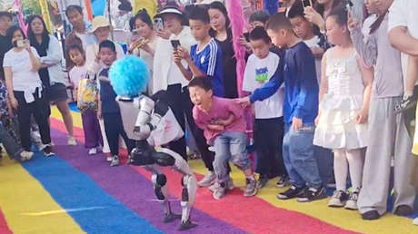VIDEO: Robot humanoide golpea a un niño con una brutal patada voladora