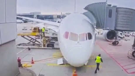 VIDEO: Un Boeing cae de panza en un aeropuerto