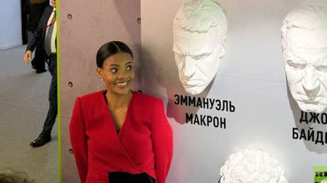 Candace Owens posa junto a 'Macron' en San Petersburgo (VIDEO)