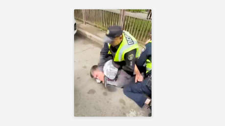 "Mejor dispárame aquí": un policía apunta a la sien de un ucraniano que se niega a ir al frente (VIDEO)