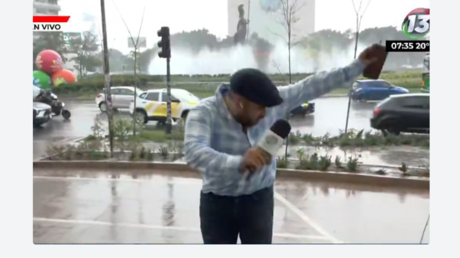 VIDEO: Periodista sufre aparatosa caída en vivo tras advertir sobre riesgos de lluvias
