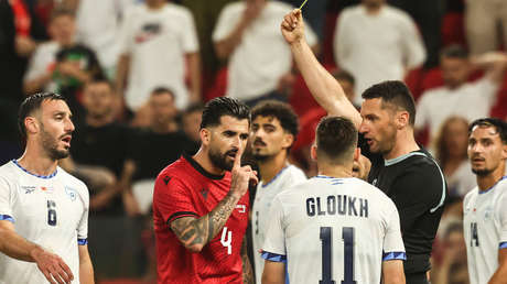 VIDEO: Lanzan basura e insultan a futbolistas israelíes en partido amistoso con Albania