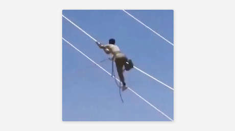 Electricista arriesga su vida entre cables de alta tensión para evitar cortes de energía en Irán (VIDEO)