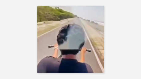 VIDEO en primera persona: motocicleta se estrella contra un grupo de peatones