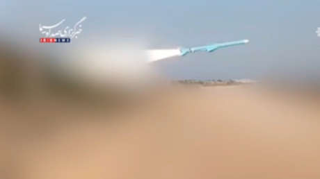 Irán expulsa a destructores de EE.UU. del golfo de Omán con drones y misiles (VIDEO)