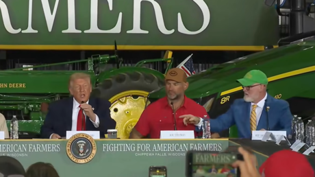VIDEO: Trump empieza a hablar en un acto público, pero un detalle se lo impide
