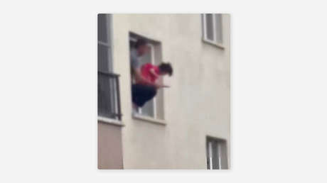 VIDEO: Un hombre saca a su hija de 3 años por la ventana y la amenaza con un cuchillo